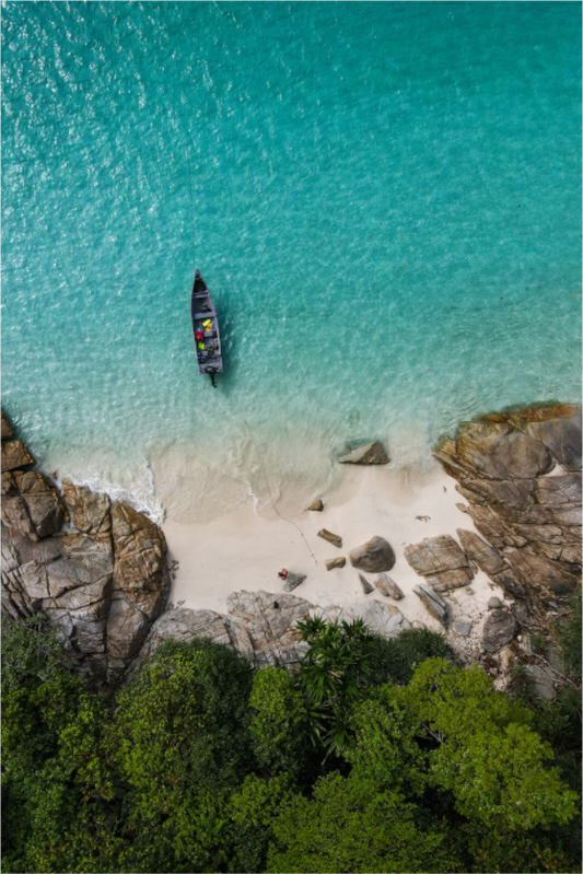 Main image Bateau solitaire sur les eaux turquoise des îles Perhentian en Malaisie